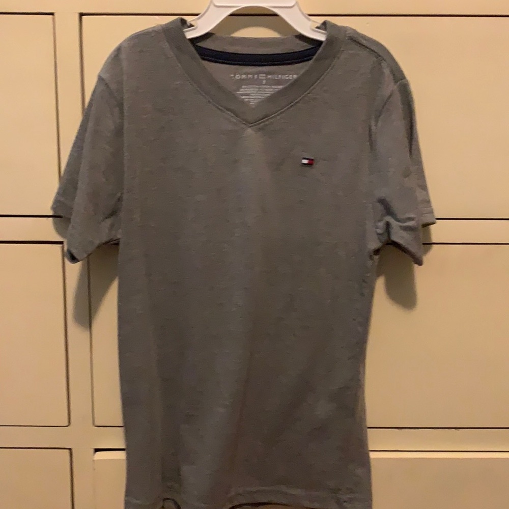 Tommy Hill figure V-neck tee size 7